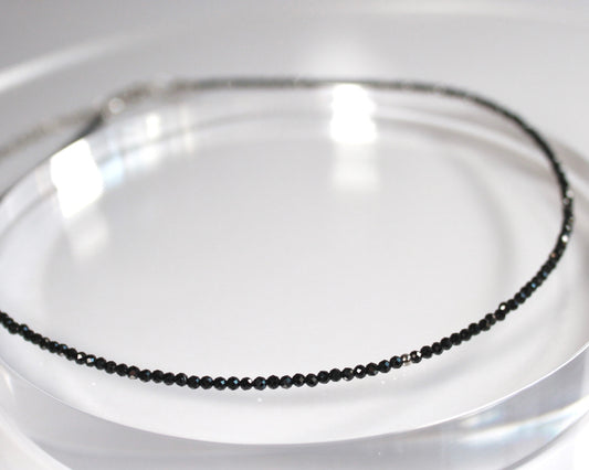 -守護と成功の尖晶石-ブラックスピネル:Slim sparkling black necklace