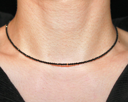 -守護と成功の尖晶石-ブラックスピネル：Slim sparkling black necklace