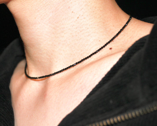 -守護と成功の尖晶石-ブラックスピネル：Slim sparkling black necklace
