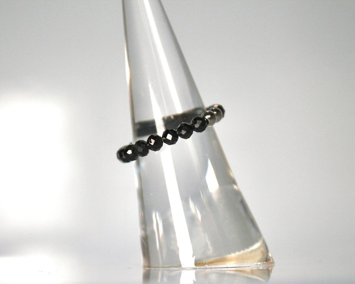 -守護と成功の尖晶石-ブラックスピネル：Sparkling black ring